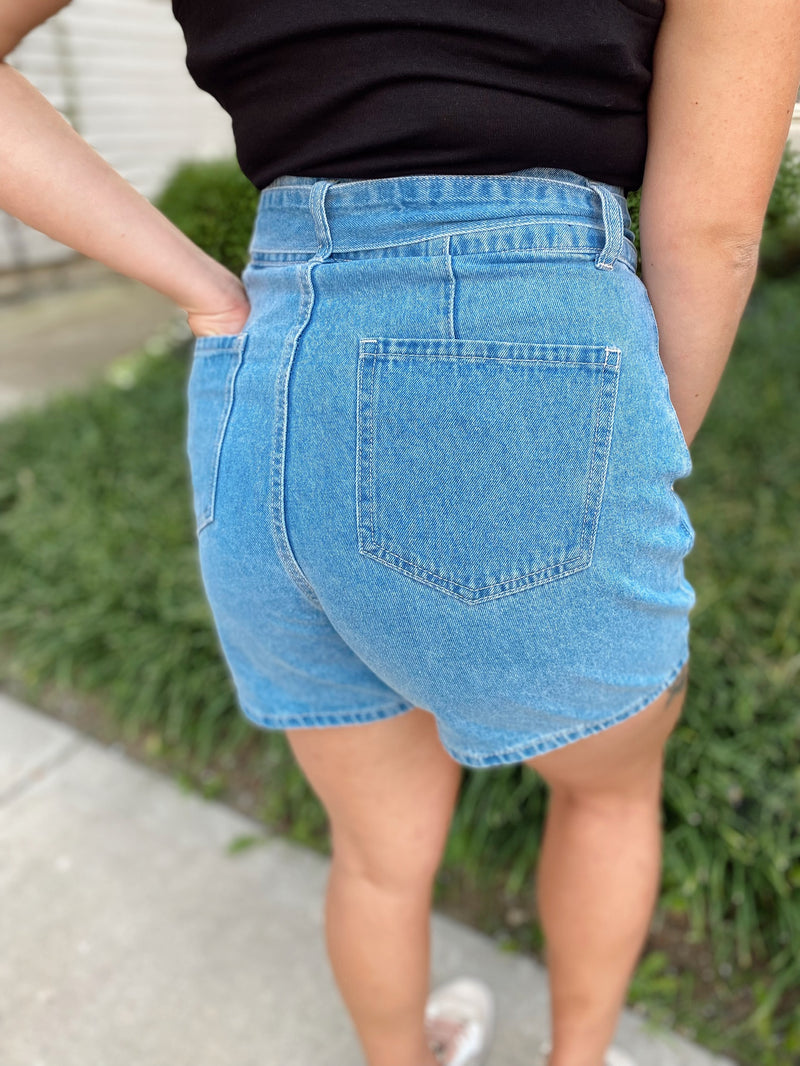 Zayd Belted Mom Shorts